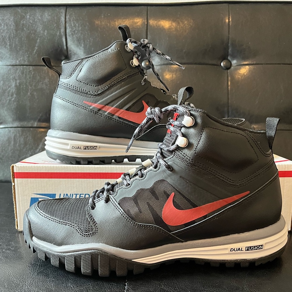 Nike Dual Fusion Hills Mid‎ Sneaker Boots NWOT